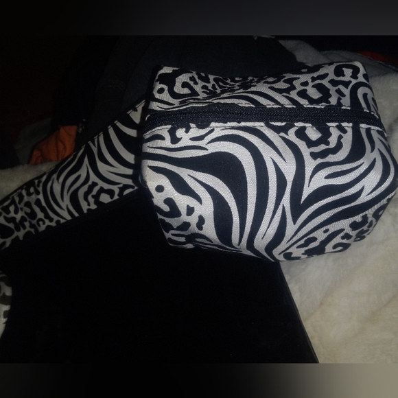 Black & White Animal Print Modella 4 pc Toiletry Zipper Bag Set - Picture 4 of 12